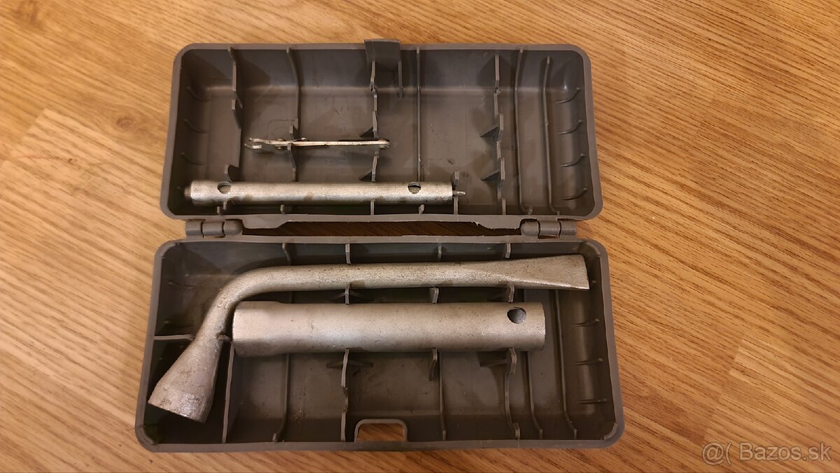 stará sada kľúčov na kolesá auta značky LADA z čias ZSSR - 5