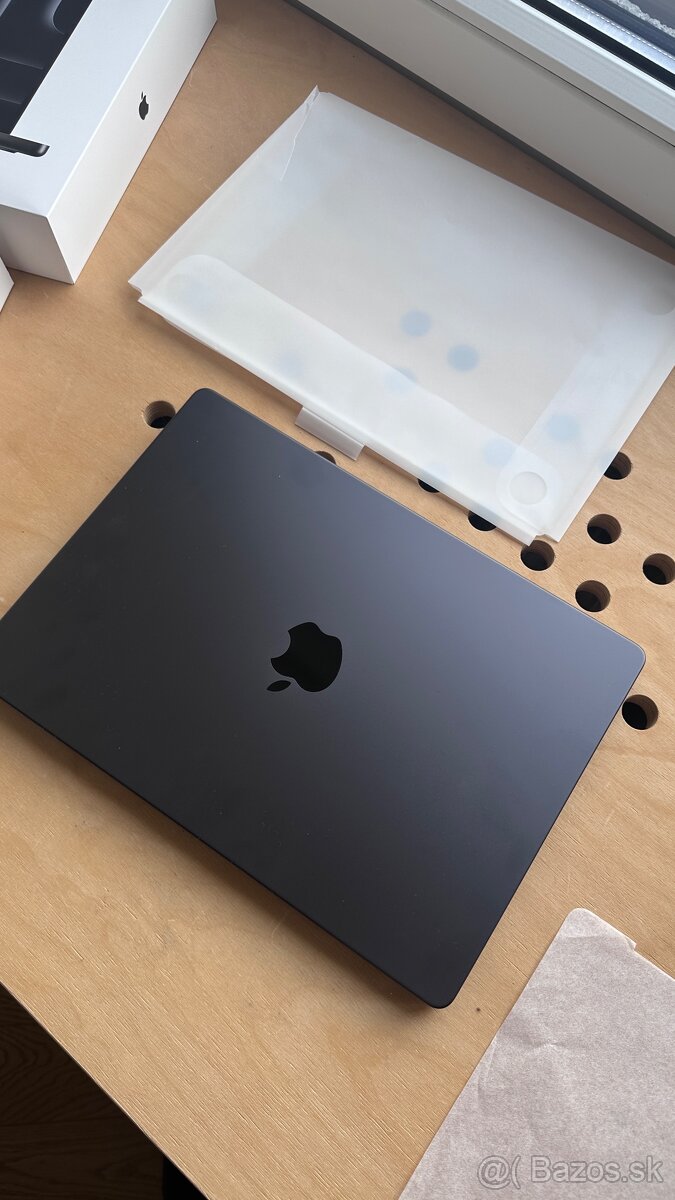 MacBook Pro 14" M5 -Cosmic Black -Úplne nový 16GB/ 1000 GB - 5