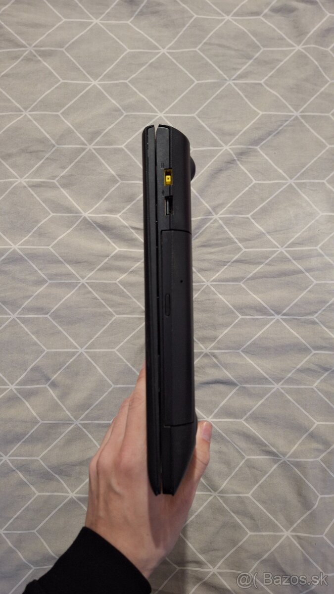 Predám starší notebook Lenovo - 5