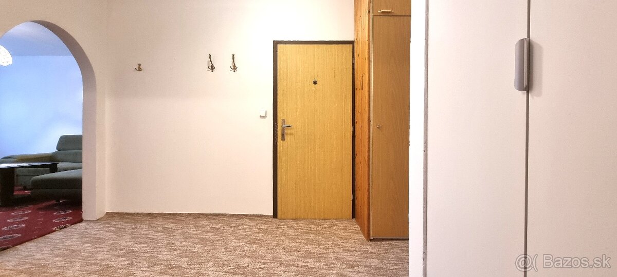 ČISTÝ 3i. BYT S NOVOU SEDAČKOU, POSTEĽAMI A KOBERCOM / BA IV - 5