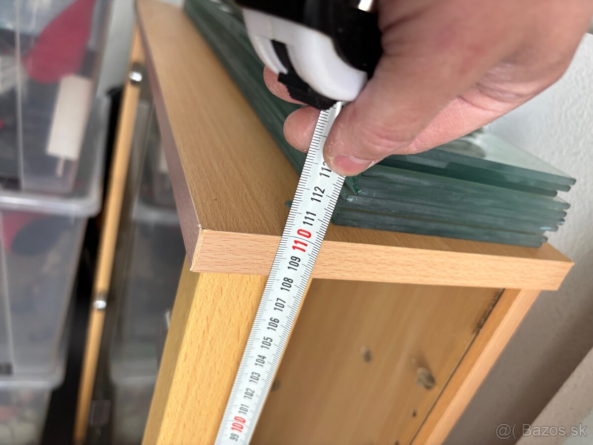 Predám vitrínu zo sklenenými poličkámy - 5