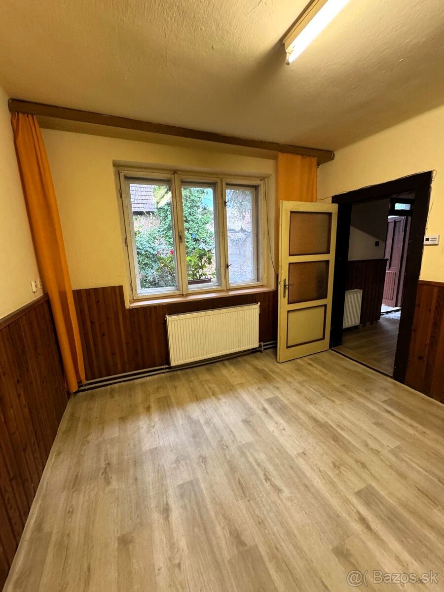 Na predaj dvojgeneračný rodinný dom v centre obce Plešivec - 5