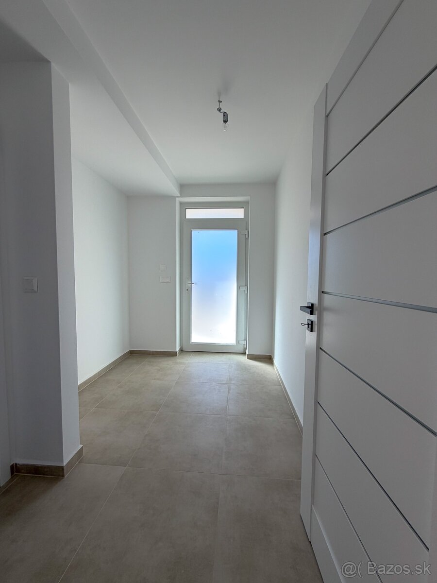 Moderný 4-izbový rodinný dom s garážou na predaj - 5