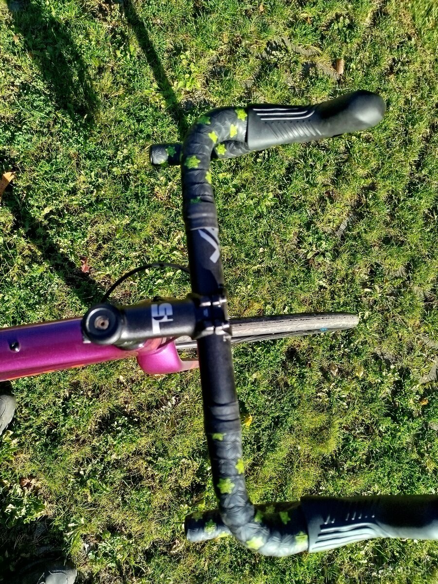 Cestný karbonový bicykel BH - 5