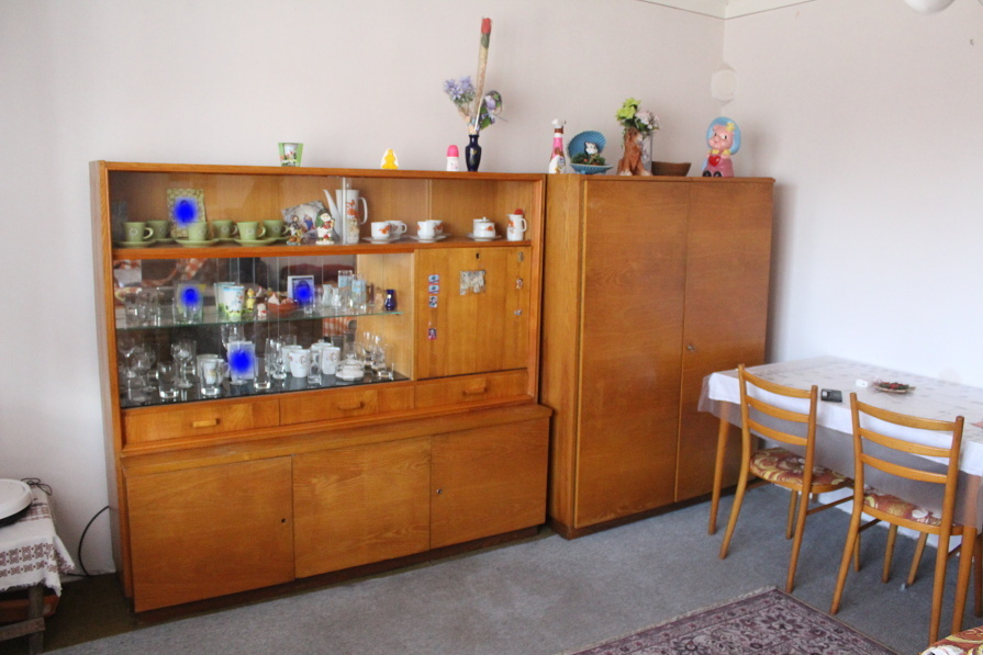 šicí stroj,skrina, knihovnička,sedačka. - 5