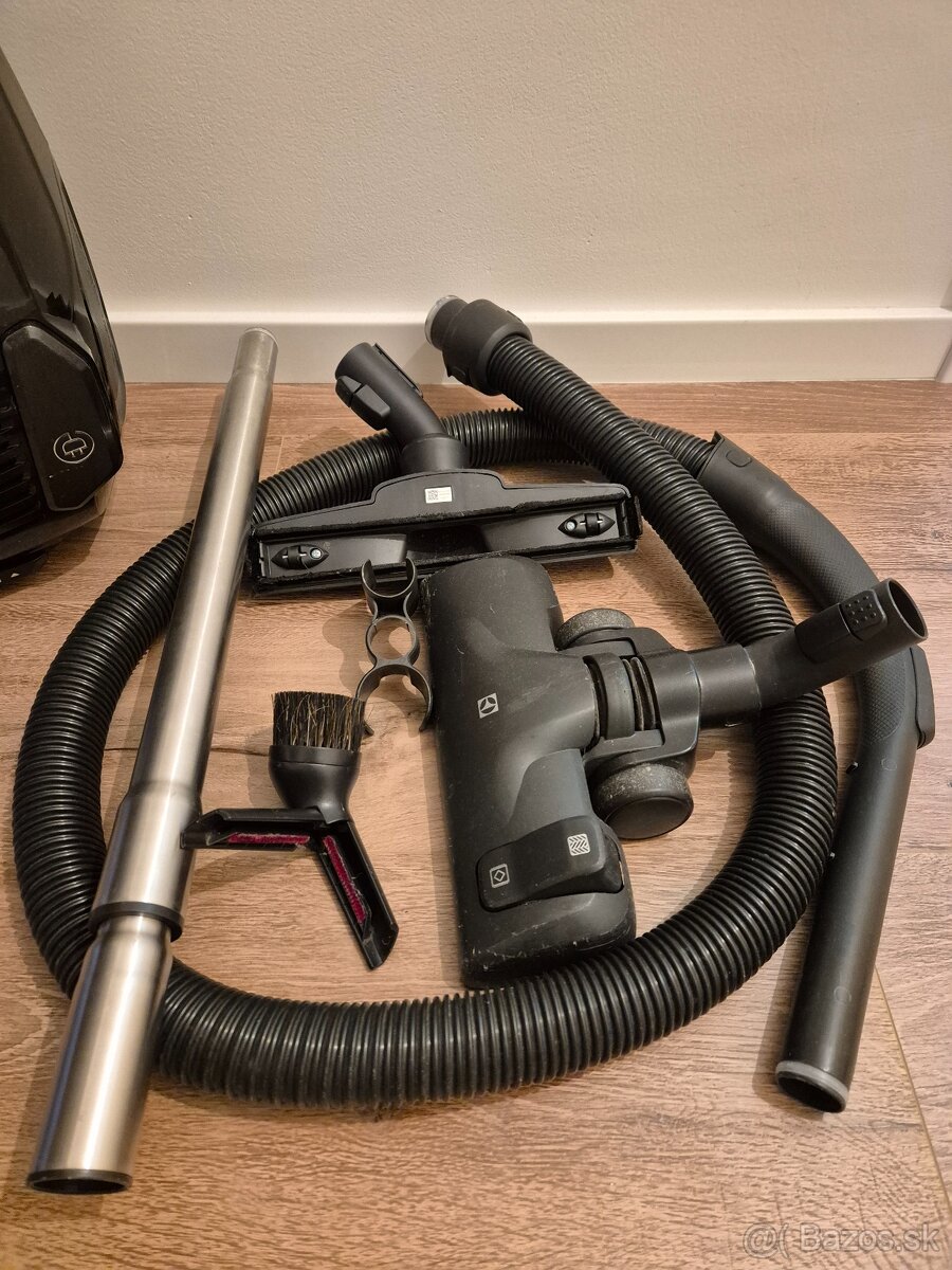 Tichý a úsporný vysávač Electrolux SilentPerformer Green - 5