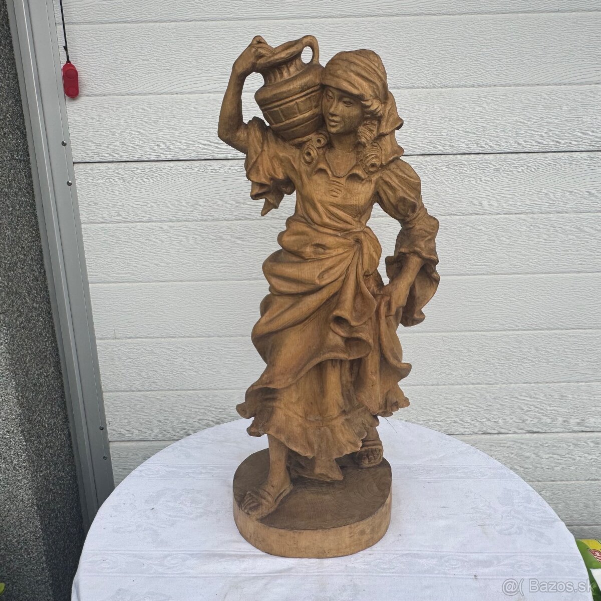Velká socha dřevená ruční práce Samaritánka se džbánem - 5