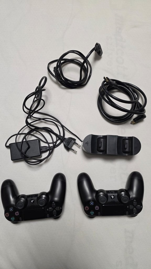 Predám PlayStation 4 PRO 1TB + 2 ovládače s nabíjačkou - 5