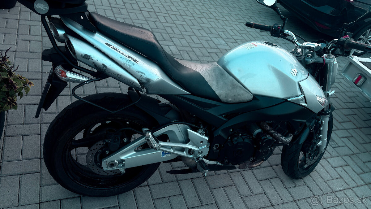 Suzuki GSR 600 - 5