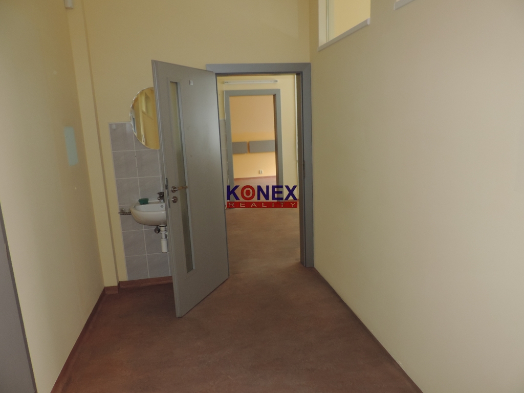 NA PRENÁJOM Lekárska ambulancia v centre Trebišova - 5