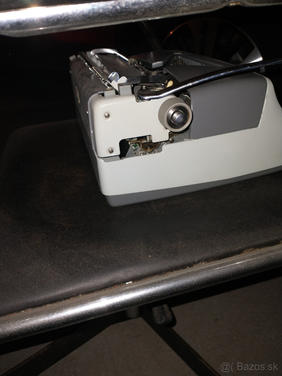 Písací kufríkový stroj Consul - 5