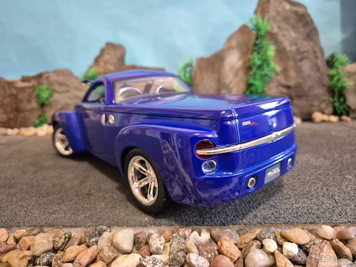 Prodam model 1:18 chevrolet SSR - 5