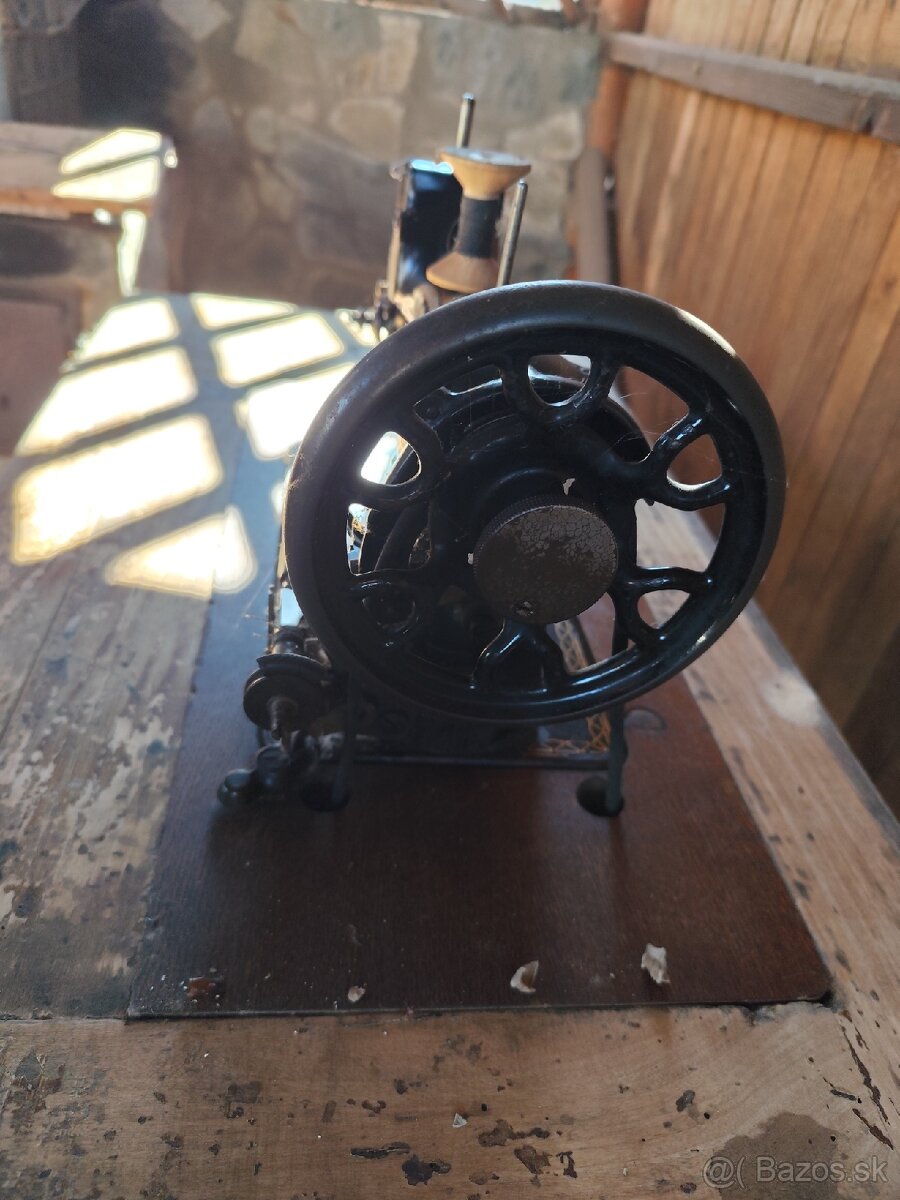 Starý šijací stroj - 5