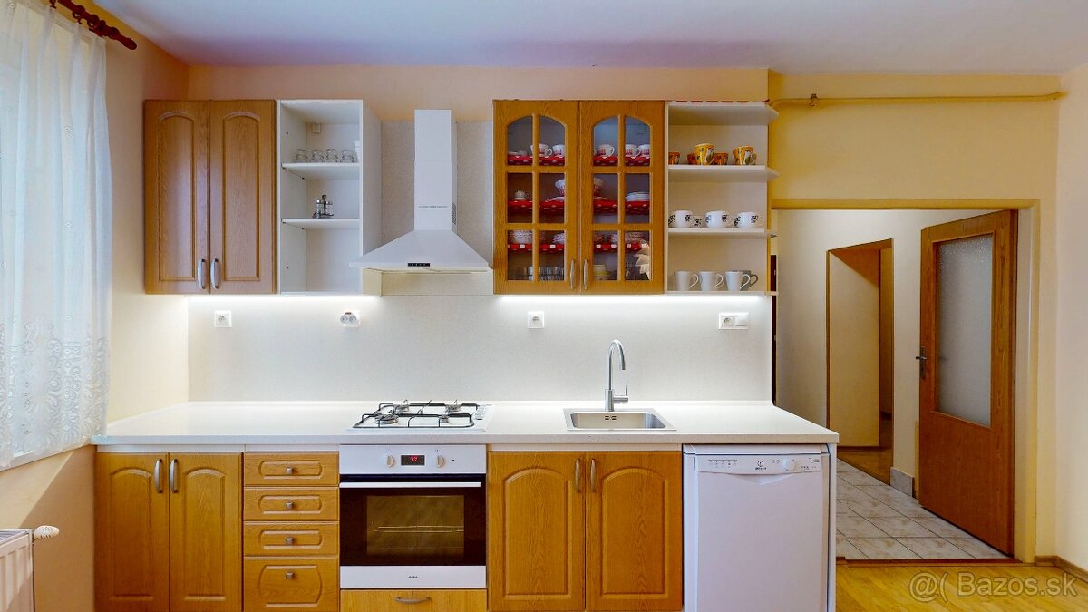 Tehlový 3 izbový byt na Rastislavovej, parkovanie - 5