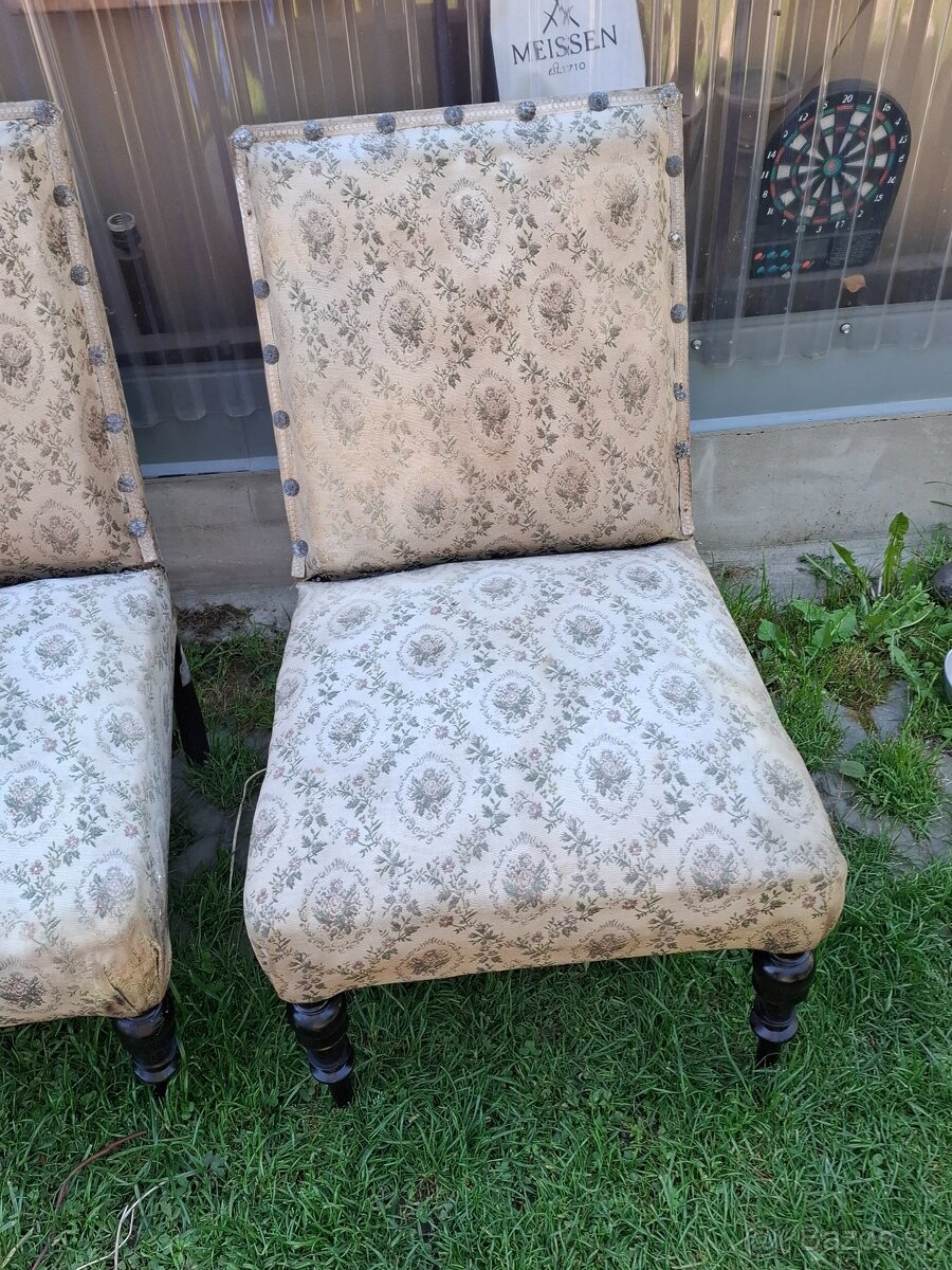 Predám štyri starožitné stoličky cena spolu 10€ - 5