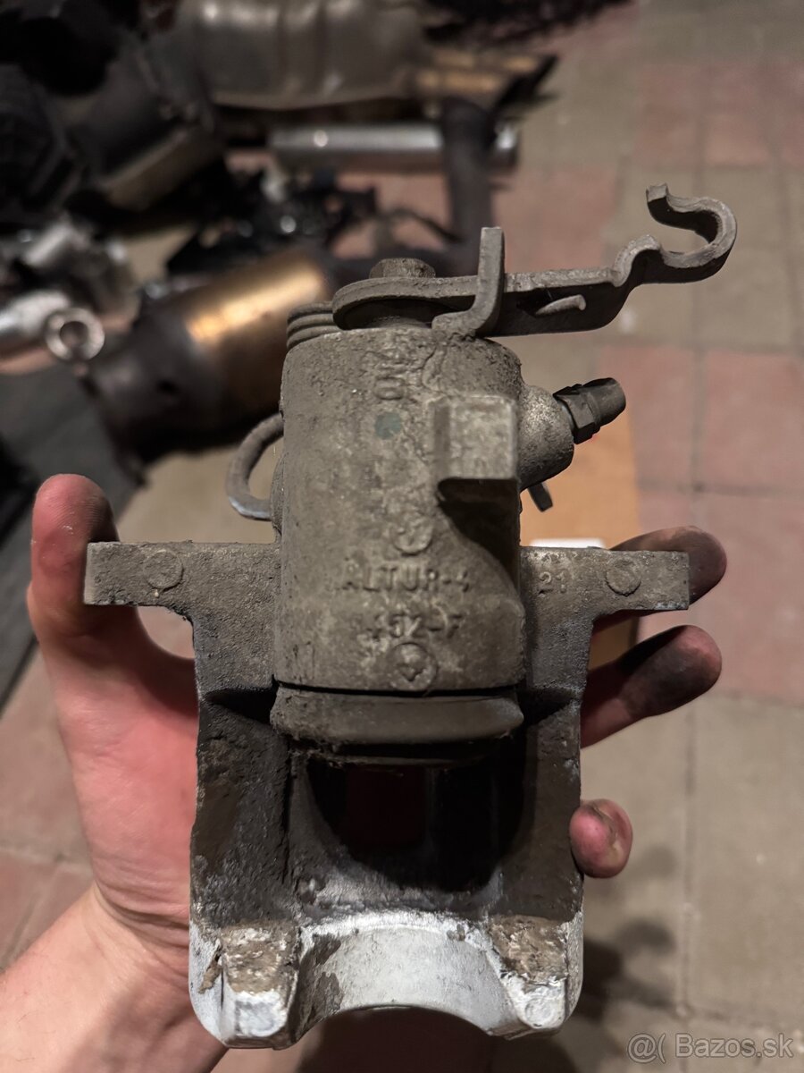 Brzdový strmen zadný-pravý - 5