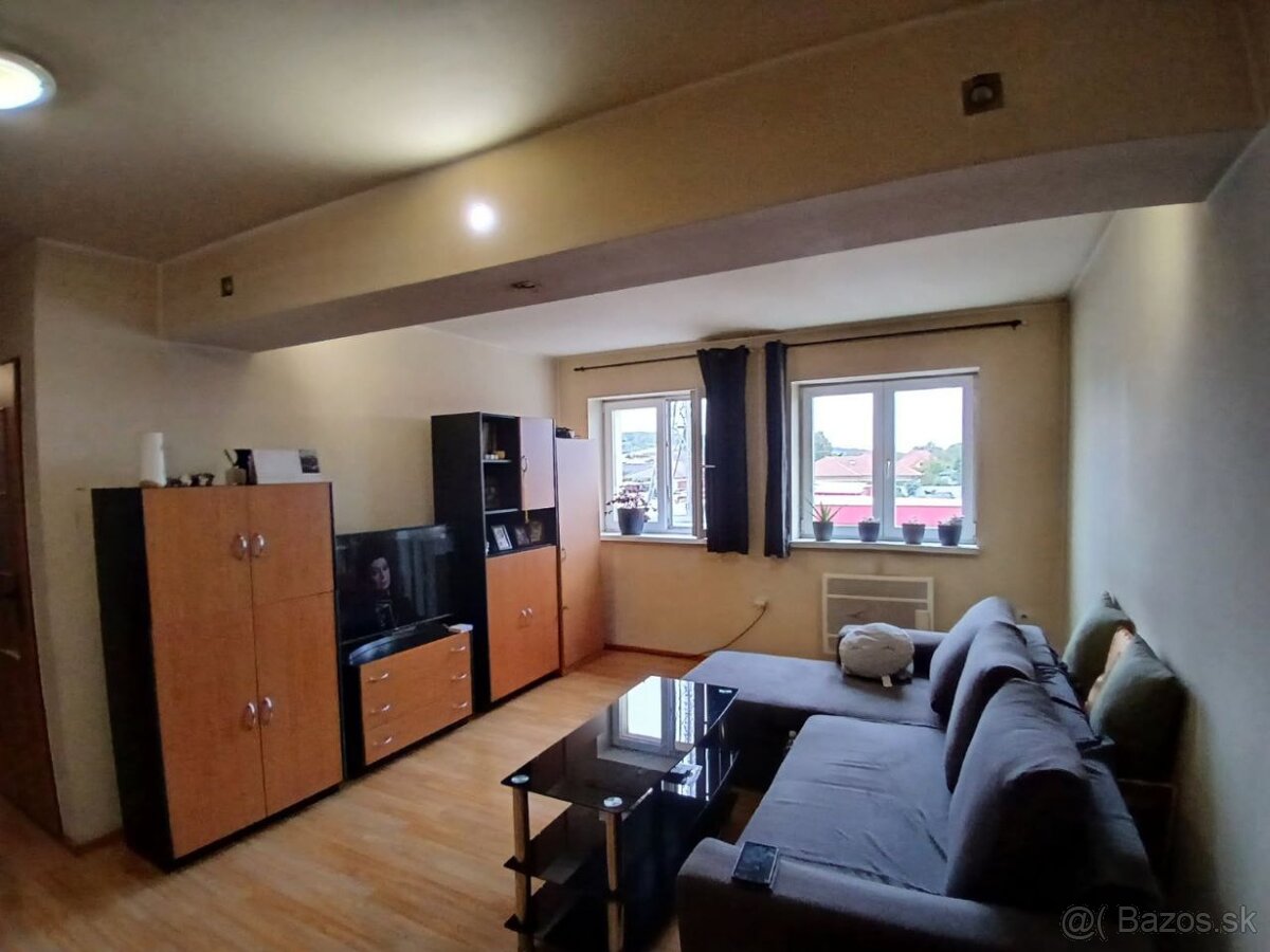 NA PREDAJ 2-izbový byt Hlohovec s parkovacím miestom - 5