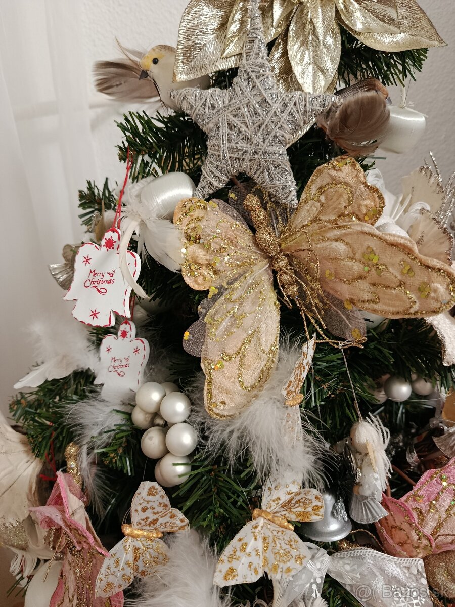 Umelý vianočný stromček + dekorácie - 5