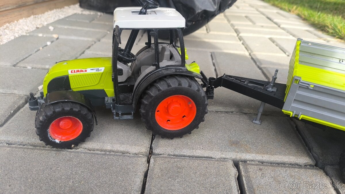 Bruder Claas Nectis 267F s vlečku - 5