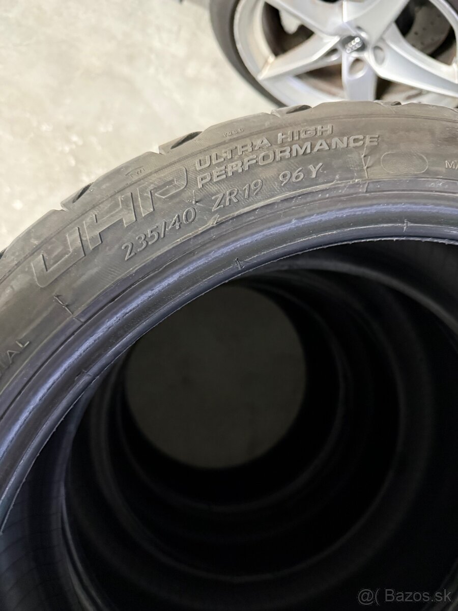 235/40 R19 - 5
