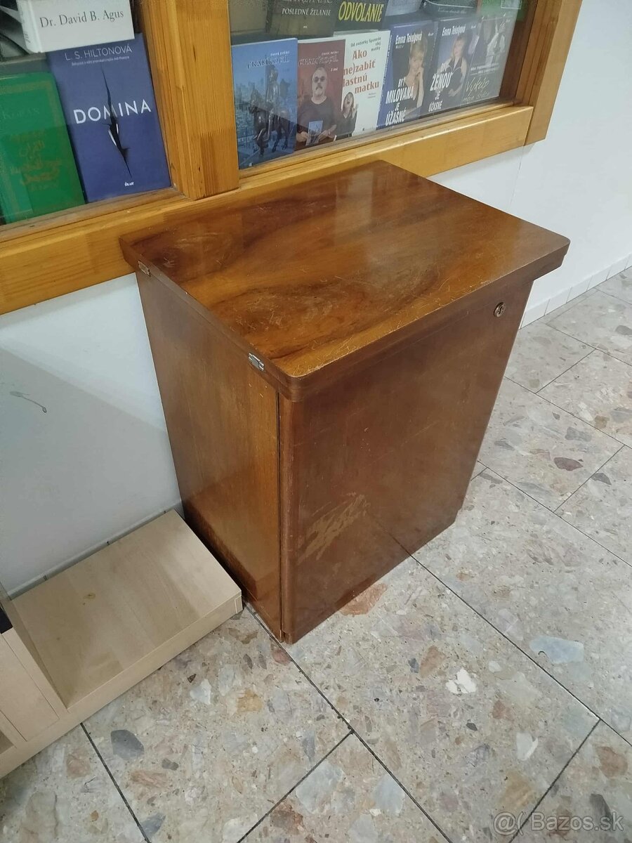 LADA--skrinkový šijací stroj--plne funkčný,v krásnom stave-- - 5