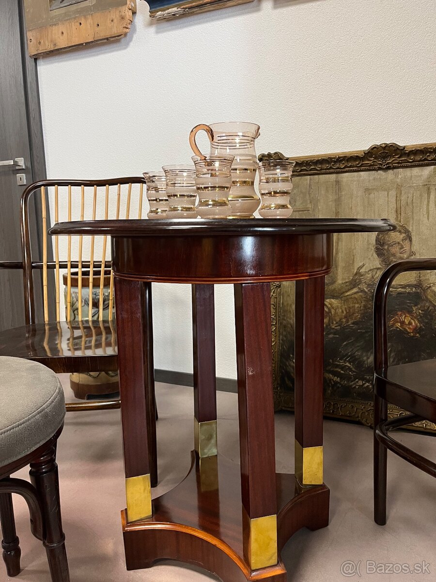 Okrúhly príručný stolík - 5