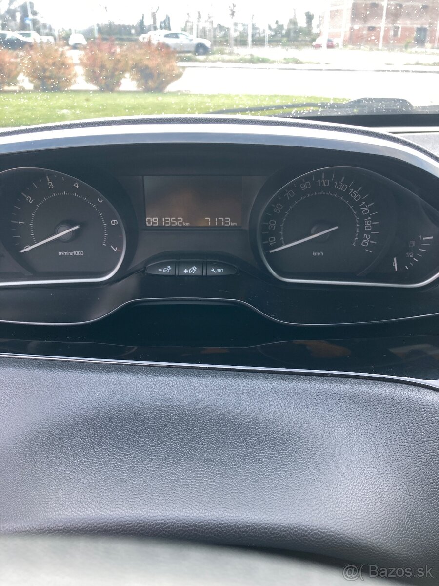 Peugeot 208 1,2 2018 91 352 km 6000€ - 5