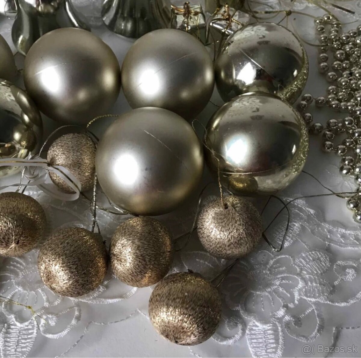 Vianočné gule a reťaze v zlatej a pieskovej farbe. - 5
