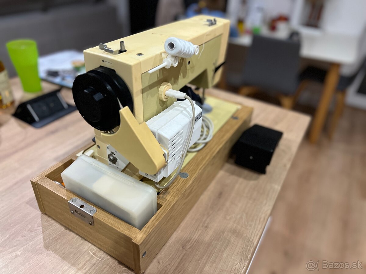Retro kufríkový šijací stroj - 5