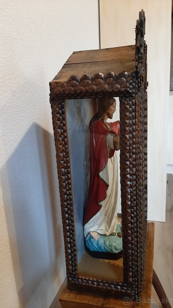 Starožitná skrinka, kaplnka so soškou. - 5