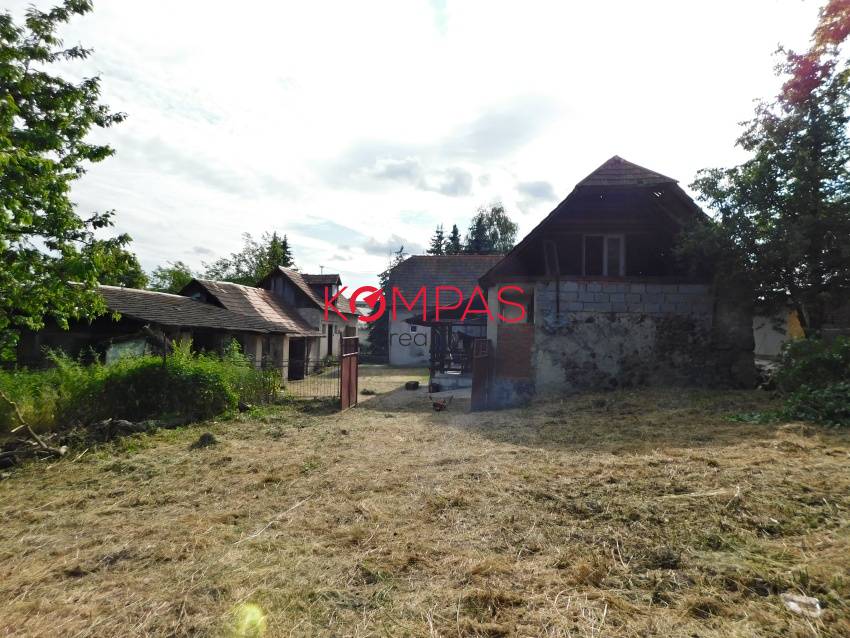 NA PREDAJ DVA DOMY S DVOROM A VEĽKÝM POZEMKOM LOKALITA - KR - 5