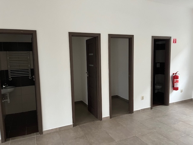 Prenájom priestorov v polyfunkčnom objekte v Snine - 5