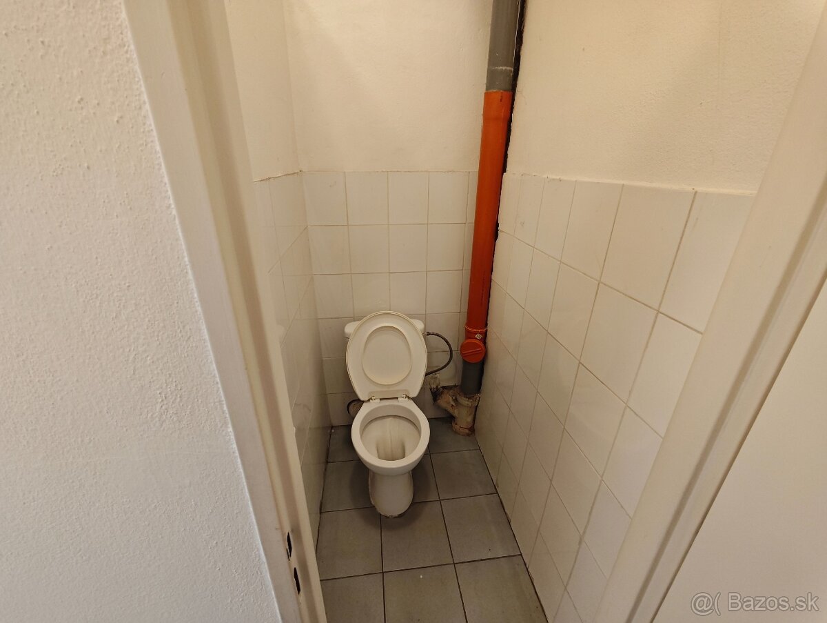 Prenájom veľký obchodný priestor Nám. Osloboditeľov - 5