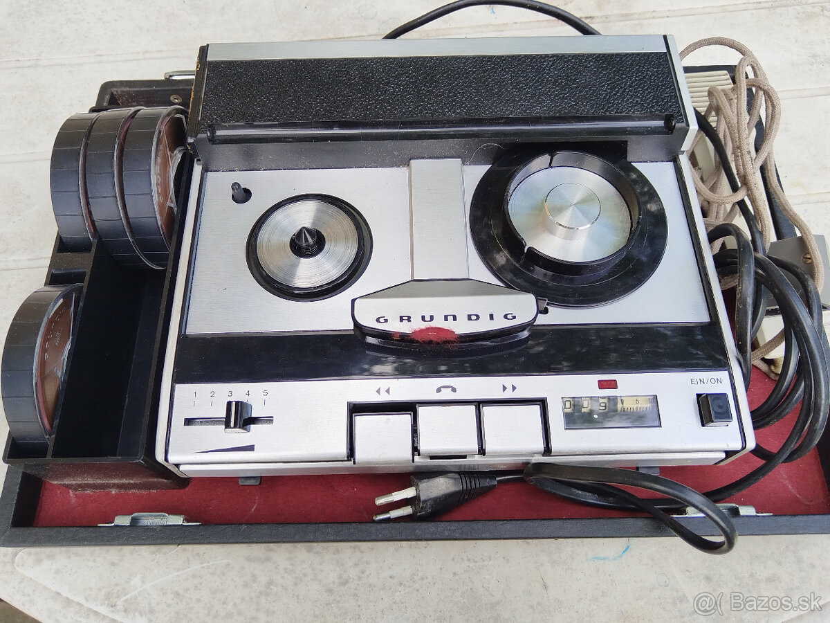 starý kufríkový diktafón - 5