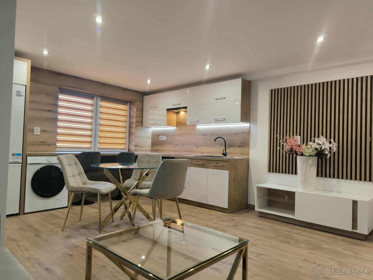 Prenájom bytu na námestí - 5