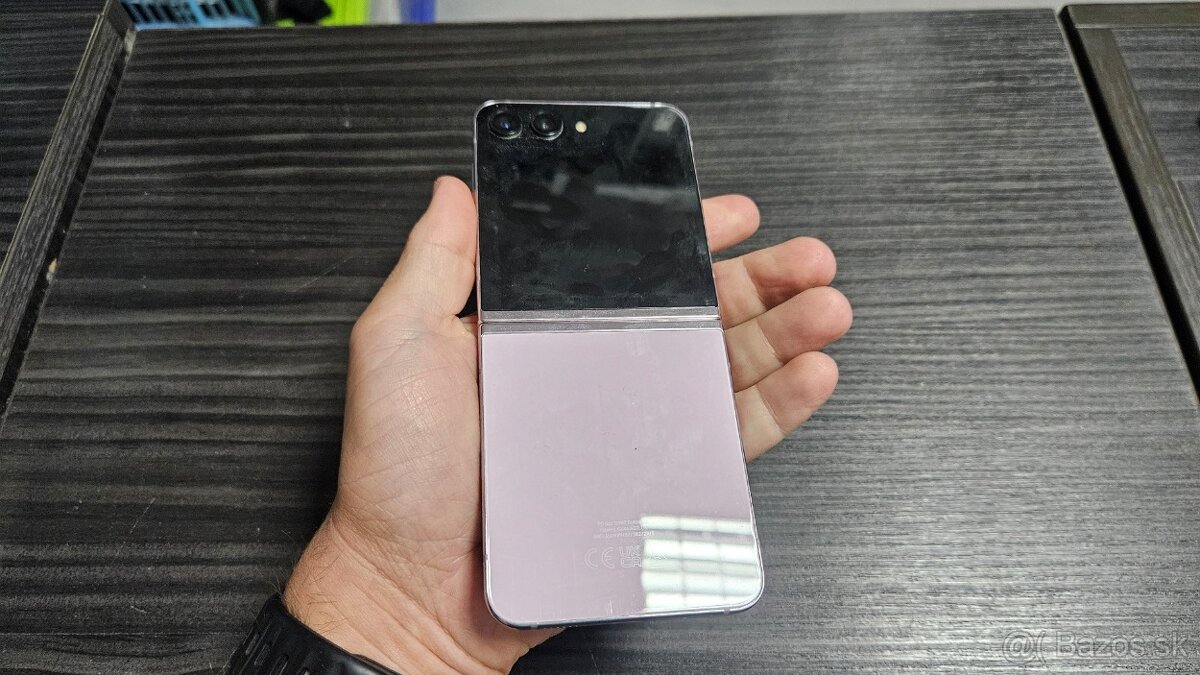 Poškodený Samsung Galaxy Z Flip 5 - 5