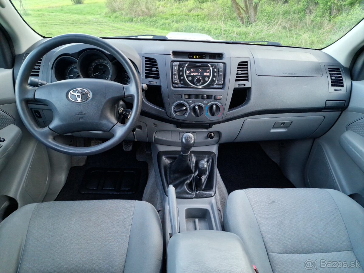 Toyota Hilux 2.5 D-4D 4X4 UZÁVIERKA