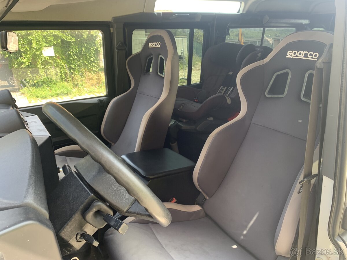 LAND ROVER DEFENDER