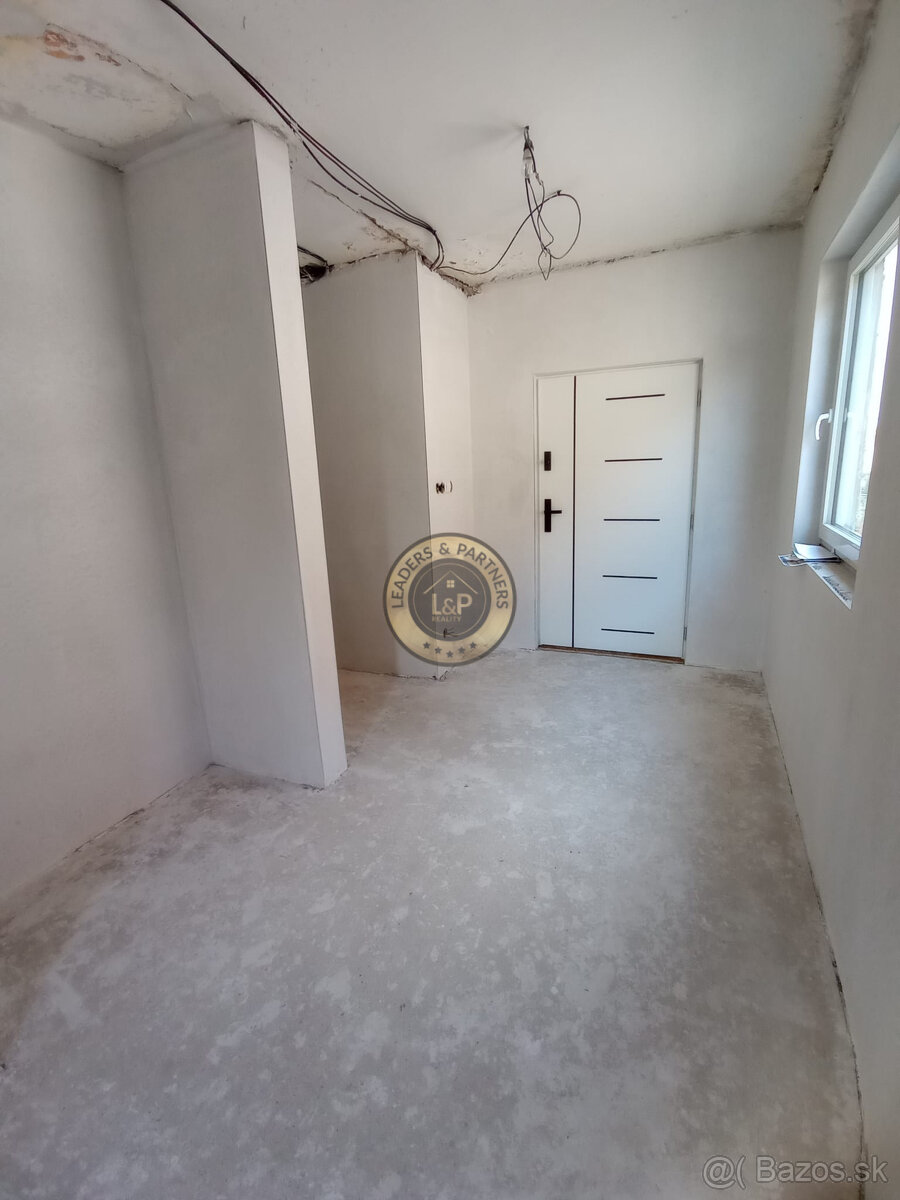 Rezervované Na predaj 5-izbový rodinný dom v obci Košolná - 5