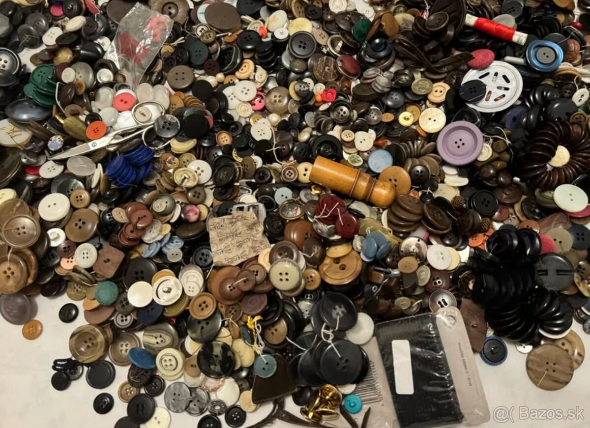 Množstvo gombíkov 5kgcca - 5