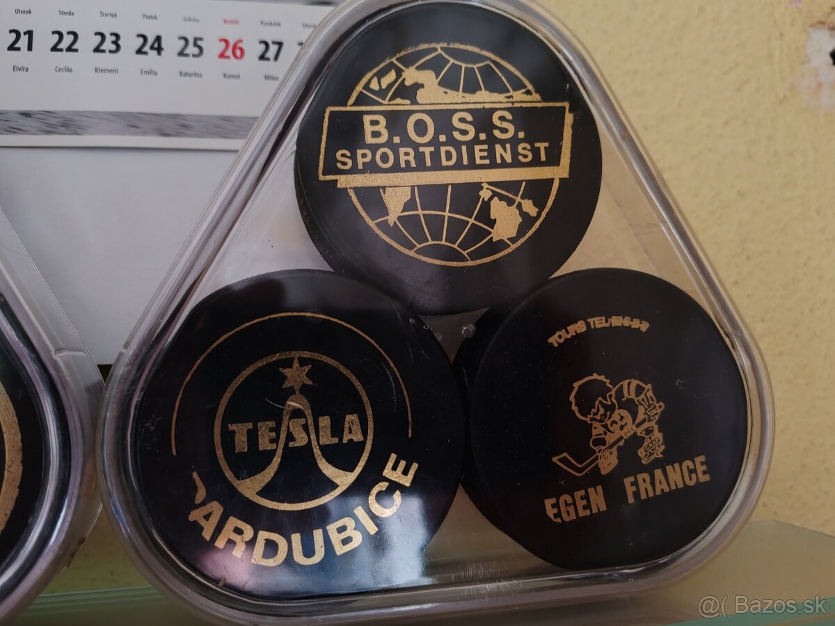 PREDÁM ZBIERKU HOKEJOVÝCH PUKOV - 5