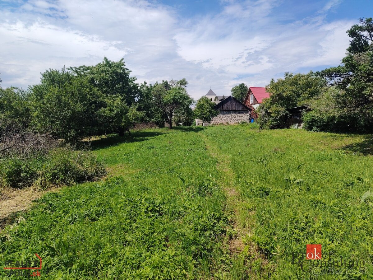 Ideálny pozemok v srdci obce s historickým rodinným domom - - 5