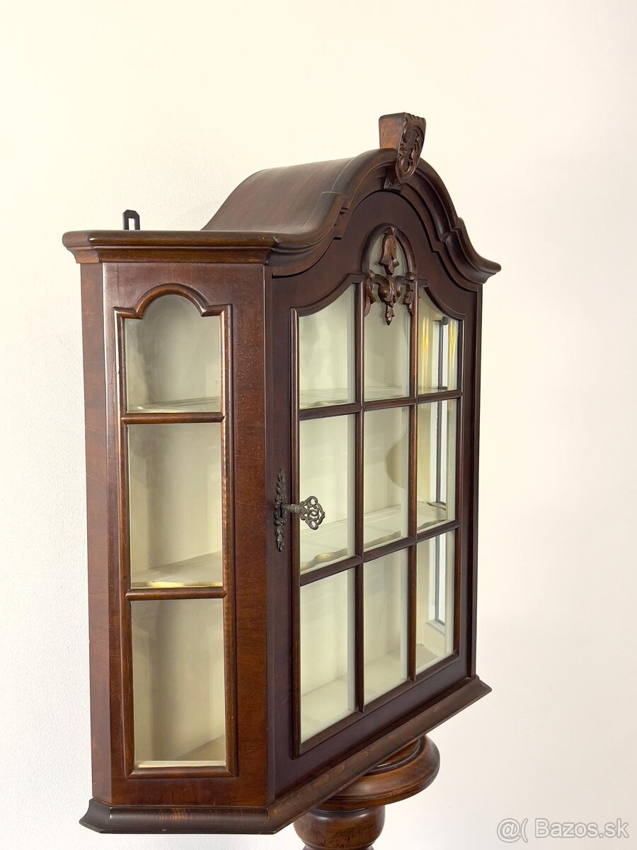 Masívna vitrinka a vešiak - 5