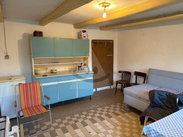 Pozemok s menším domom a prístavbami v obci Trávnik na preda - 5