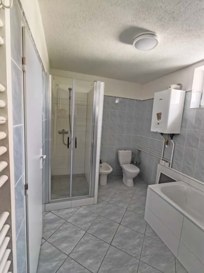 3 izbový zrekonštruovaný byt-128m2 v Jarovciach je na prenáj - 5