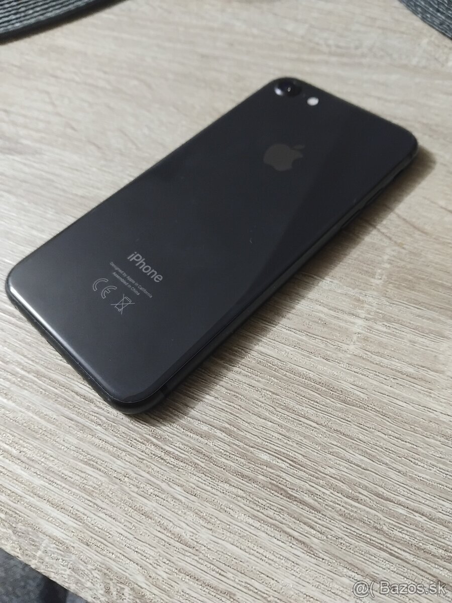 iPhone 8 / 64GB / Dobrý stav - 5