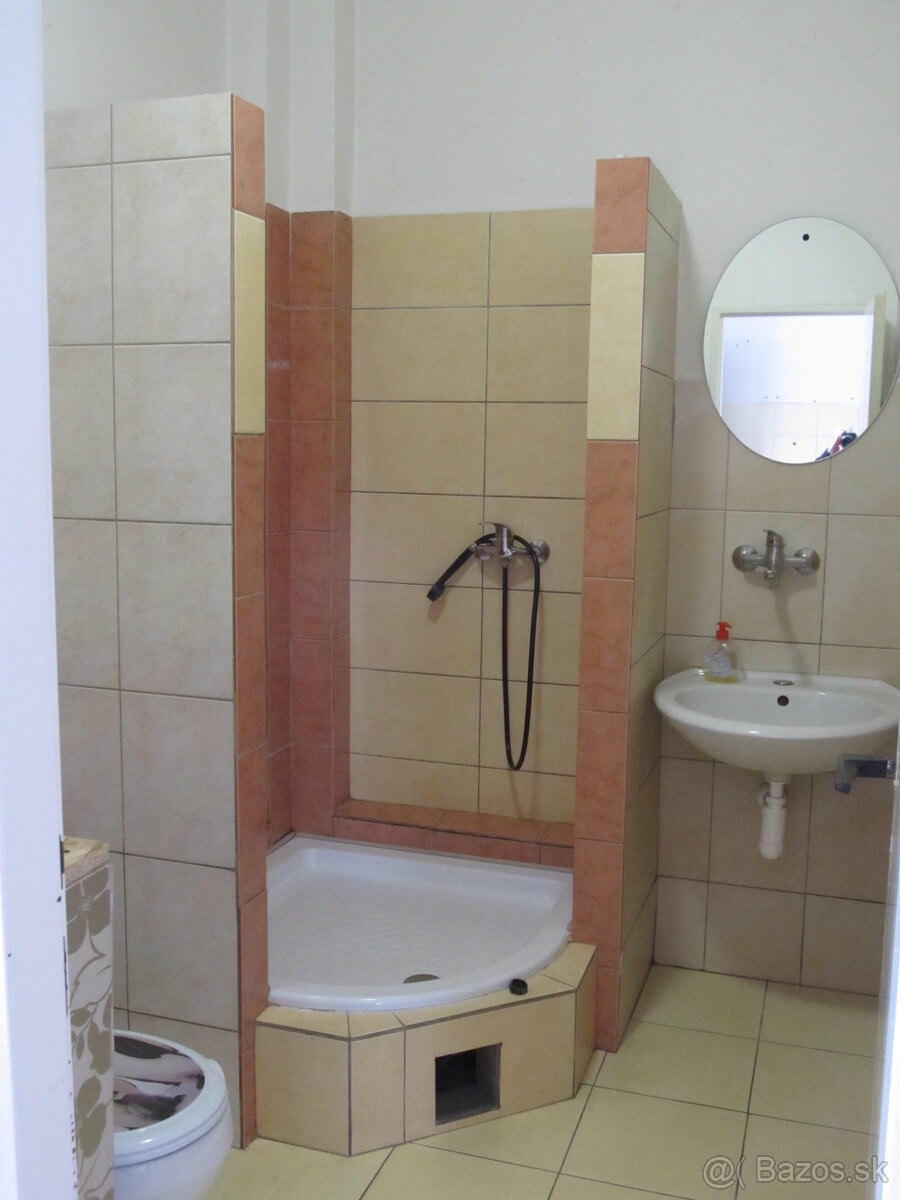 Prenájom 200m2 sklad + parkovanie pred skladom - 5