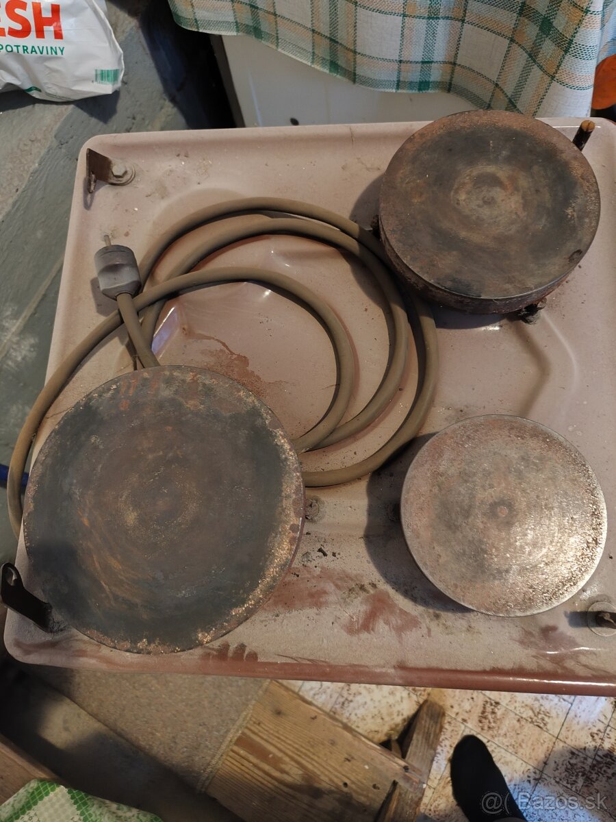 Sporák trojplatňový s rúrou na pečenie. - 5