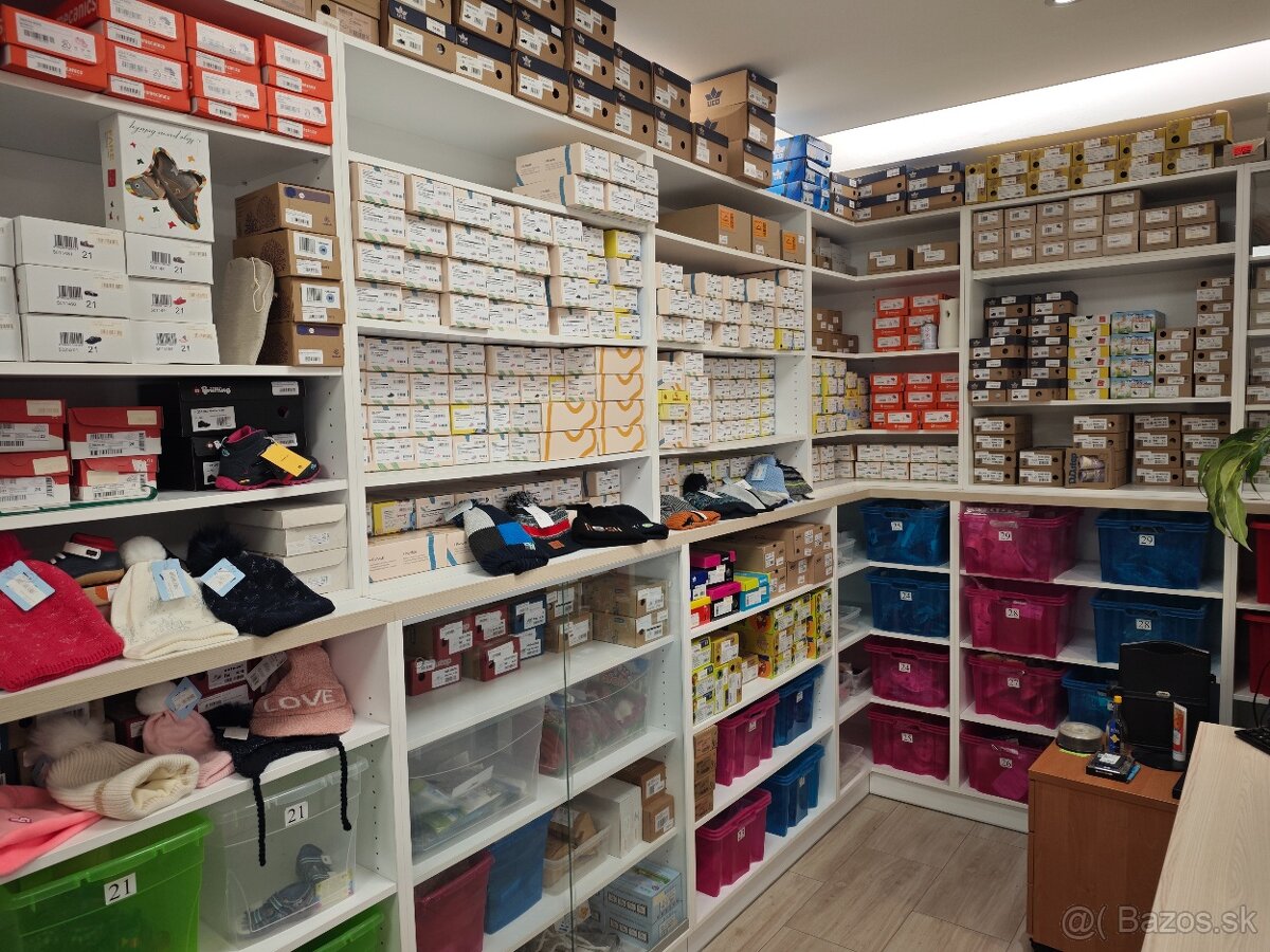 Nábytková zostava pre predajňu. - 5