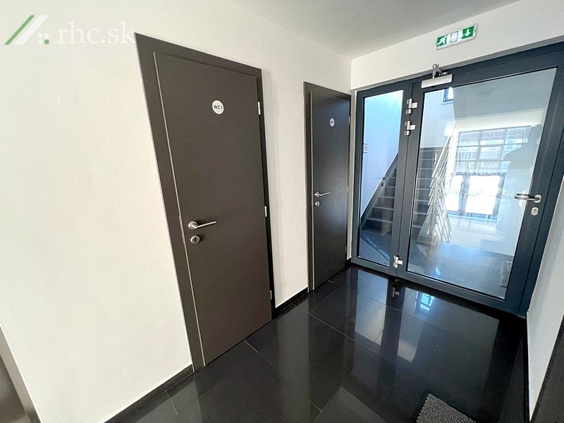 PRENÁJOM PRESKLENÉ PRIESTORY OPROTI MSÚ - SOV. HRDINOV - 5